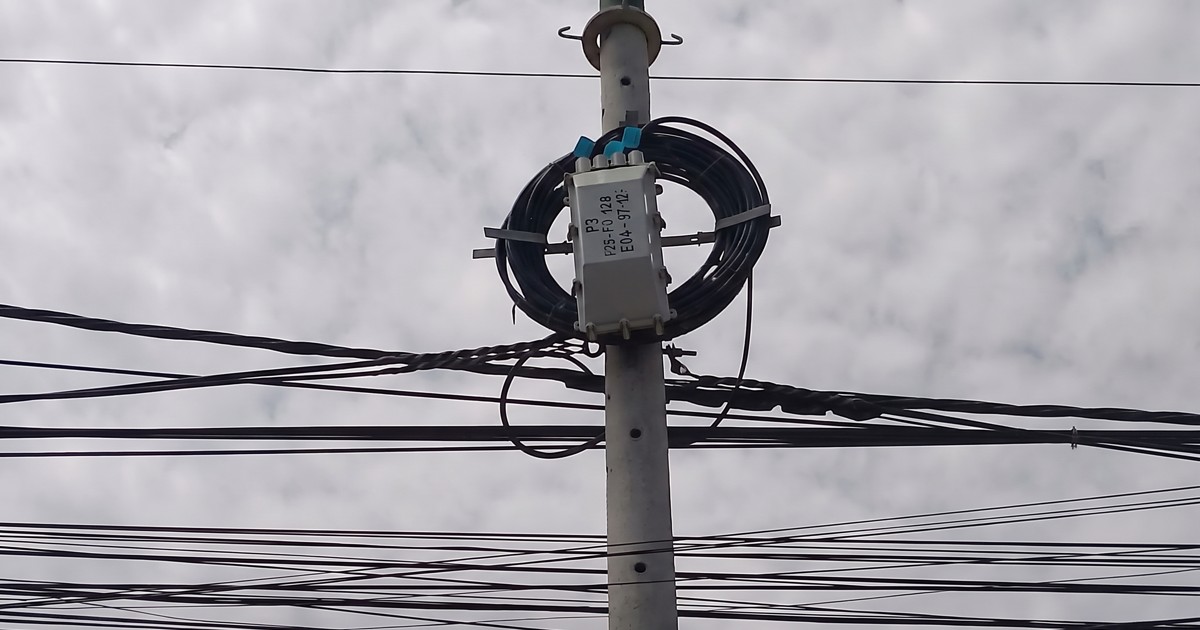 Tendido de Fibra Óptica en la sierra peruana: Desafíos técnicos y herrajes adecuados