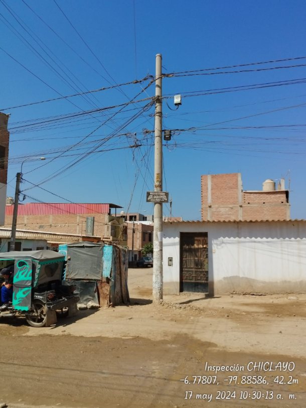 Poste compartido en Chiclayo con cables de varios operadores conviviendo bajo la red eléctrica