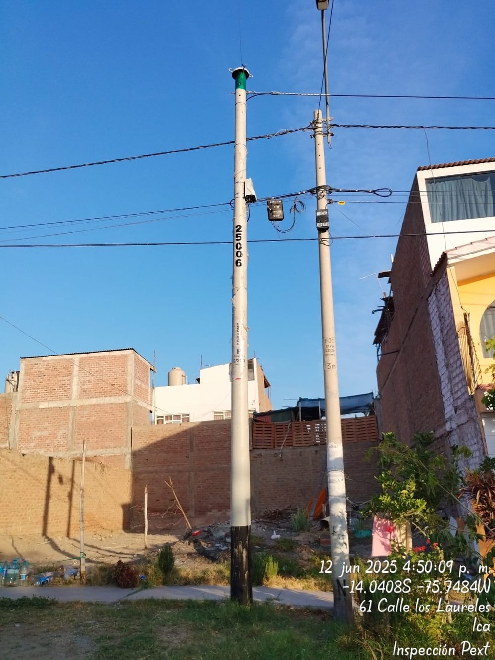 Poste de distribución compartido en Ica con cable de comunicaciones bajo la red eléctrica, registrado en una inspección de planta externa