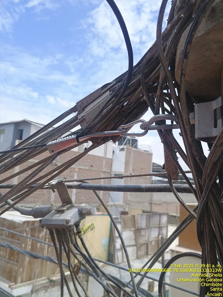 Ferretería para redes de distribución eléctrica